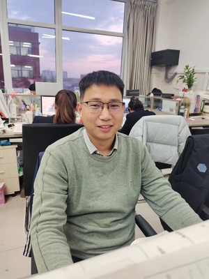 李震：大连交通大学
