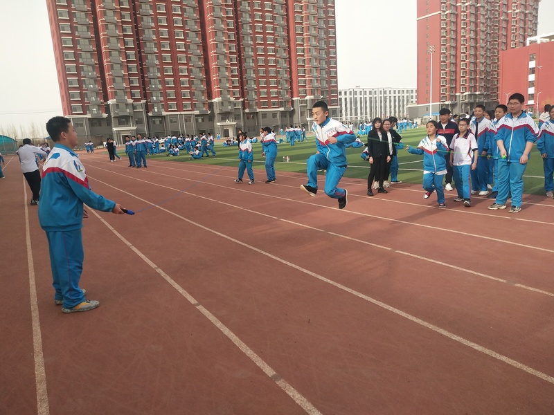 驰骋操场的兴高采烈--八年级 - 河北省肃宁县育英中学