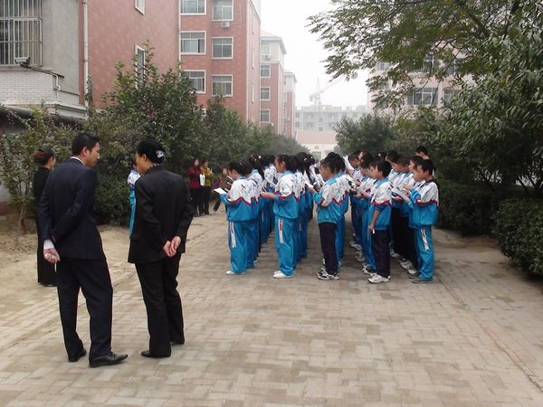 上午大课间激情英语朗读 - 河北省肃宁县育英中学