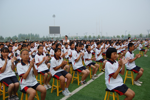 日我校举行12级初一新生军训汇演暨总结大会 - 河北省肃宁县育英中学